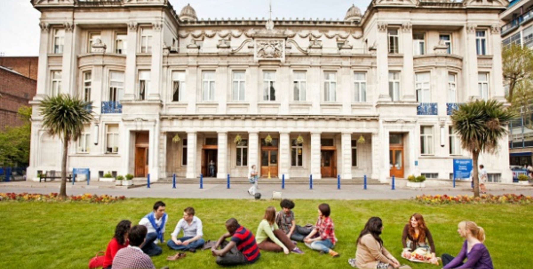 Llm chat. Университет королевы Марии в Лондоне. Queen Mary University of London Campus\.